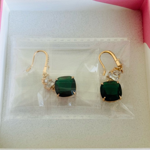 🌷New🌷 Luxurious & Elegant Green Toned Earrings - Picture 6 of 7